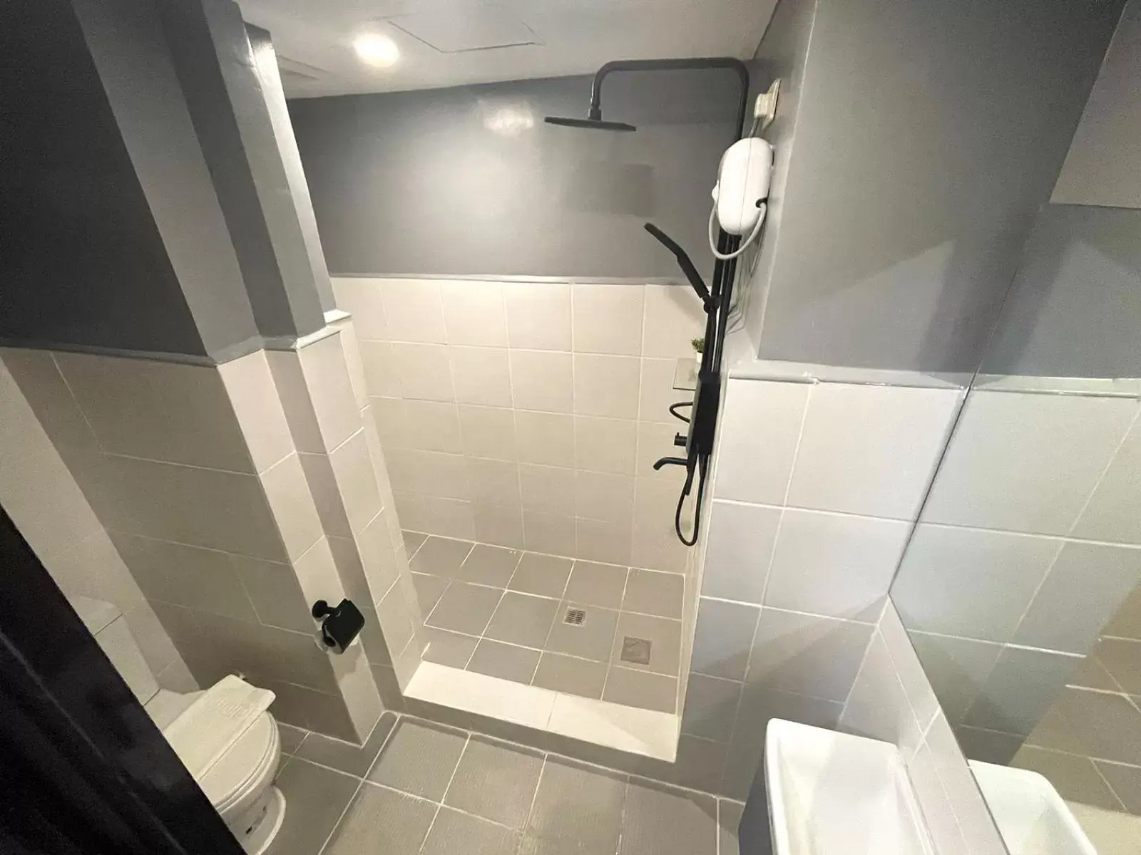 Shower in mySTAY Hotel BGC North